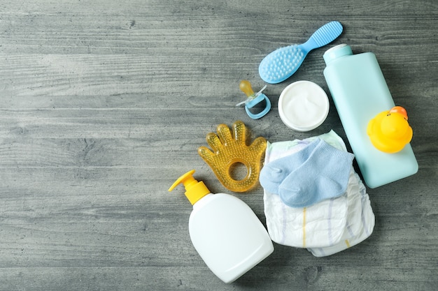 Accesorios de higiene para bebés en mesa con textura gris