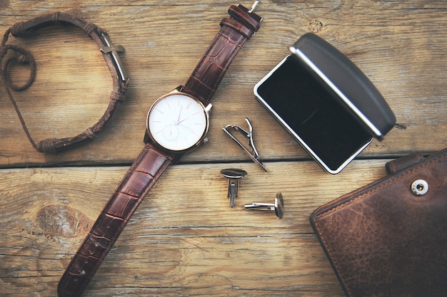 Accesorios para hombres en mesa de madera