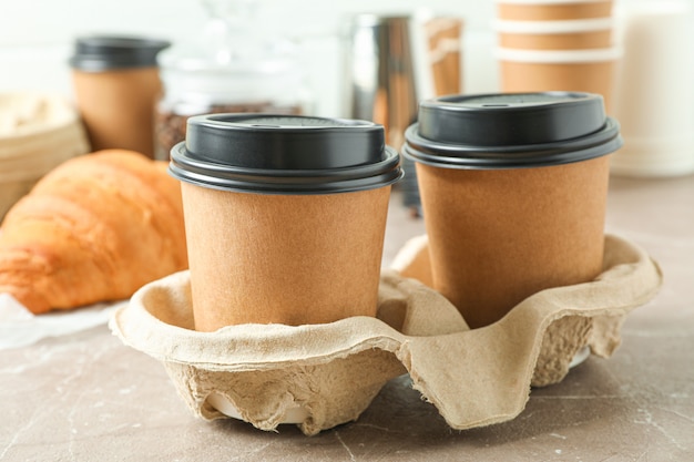 Accesorios para la hora del café en la mesa gris