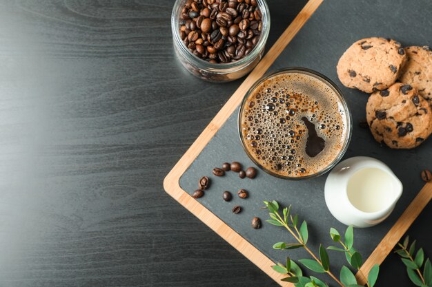 Accesorios para la hora del café en la mesa negra