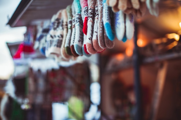 Accesorios de invierno en feria navideña