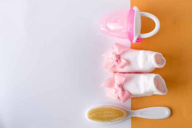 Accesorios y juguetes para bebés en blanco con espacio en blanco