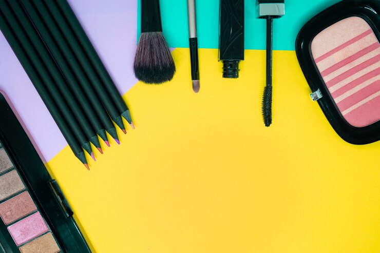 Foto accesorios de maquillaje cosmético plano sobre fondo colorido brillante