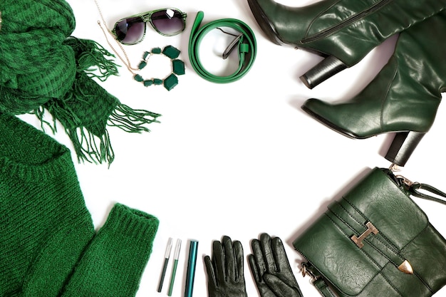 Accesorios de moda para mujer en color verde.