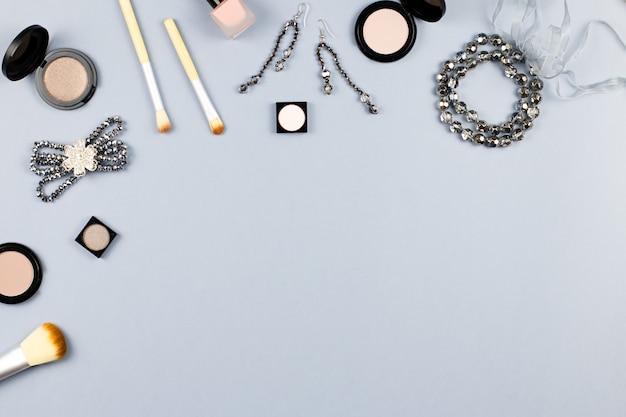 Accesorios de moda mujer, joyas y cosméticos en elegante fondo gris. Lay Flat
