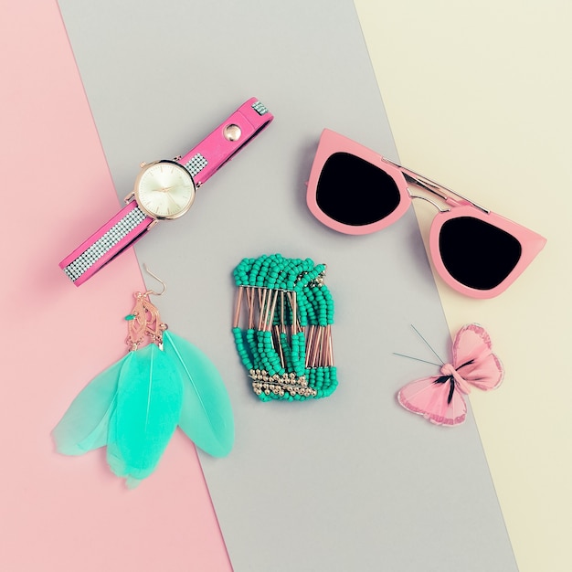 Accesorios de moda para mujer. Pink Clutch, gafas de sol, relojes, joyas. Sé vainilla Lady