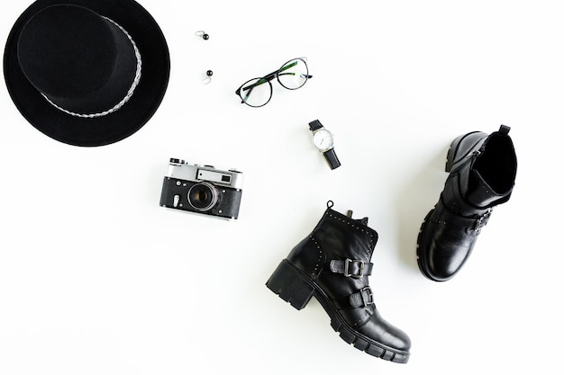 Accesorios de moda para mujeres en fondo blanco vista superior estilo femenino plano con mochila negra y bots vista superior