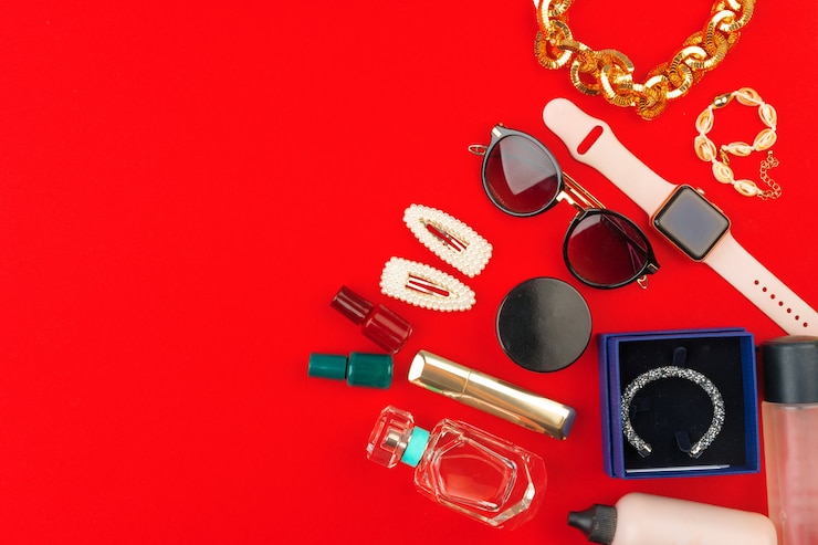 Foto accesorios de mujer elegante sobre fondo brillante de cerca