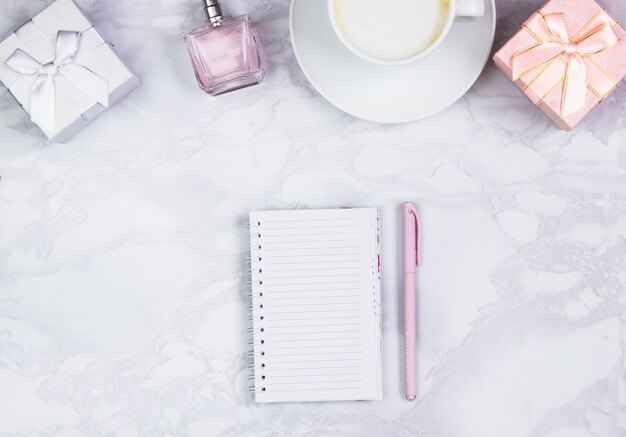 Accesorios para mujer en una mesa de mármol blanco.