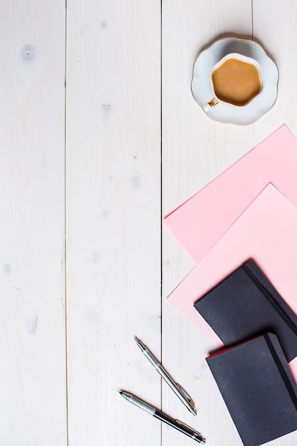 Foto accesorios para mujer sobre un fondo blanco.