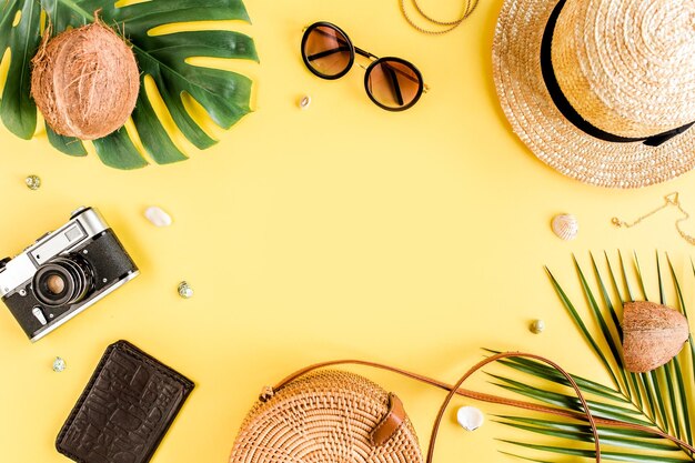 Accesorios de mujer viajero sobre fondo amarillo con espacio en blanco para texto Vista superior concepto de viaje o vacaciones Fondo de verano