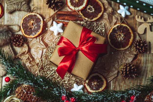 Accesorios de Navidad y regalo de año nuevo sobre fondo de madera