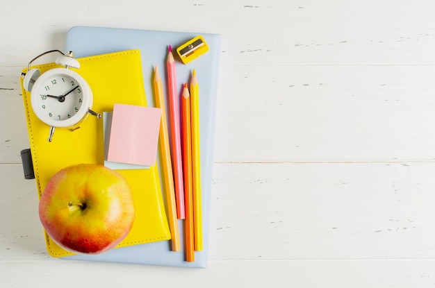 Accesorios para niños para estudiar la creatividad y suministros de oficina sobre un fondo de madera blanca Concepto de regreso a la escuela Espacio de copia