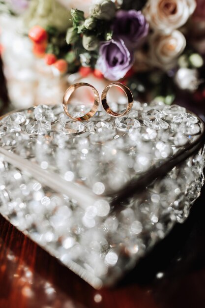 Foto accesorios para el novio por la mañana anillos de boda de oro y botones de manga de camisa negra