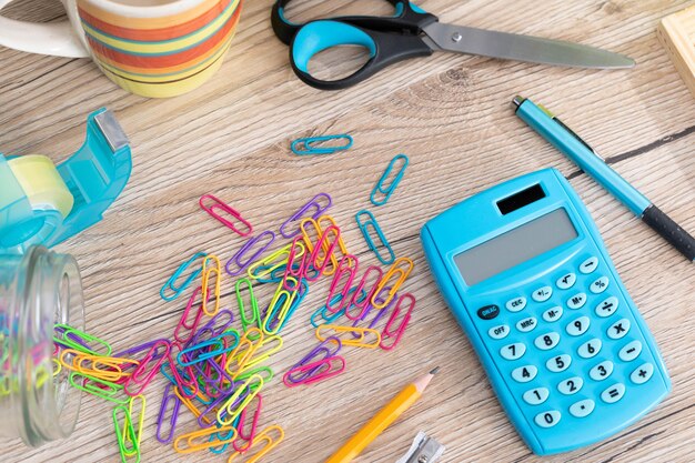 Los accesorios de oficina necesarios para el aprendizaje los clips de papel están en el escritorio materiales escolares