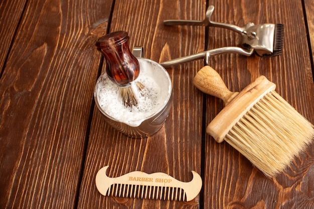 Accesorios de peluquería en mesa de madera. Espacio de copia de fondo de peluquería