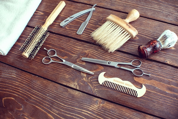 Accesorios de peluquería en mesa de madera.