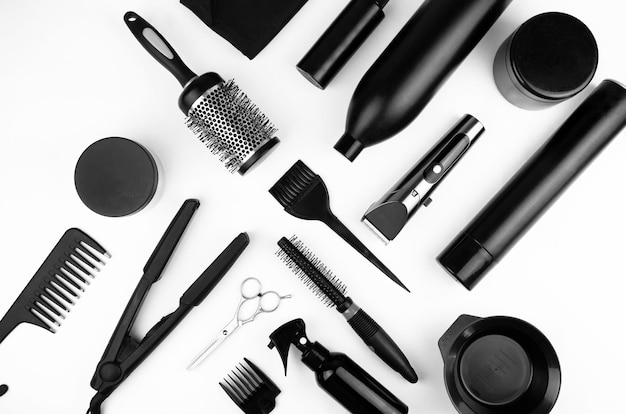 Foto accesorios de peluquería tijeras spray champú cepillo rizador peine cortapelos sobre fondo blanco accesorios de peluquería profesional