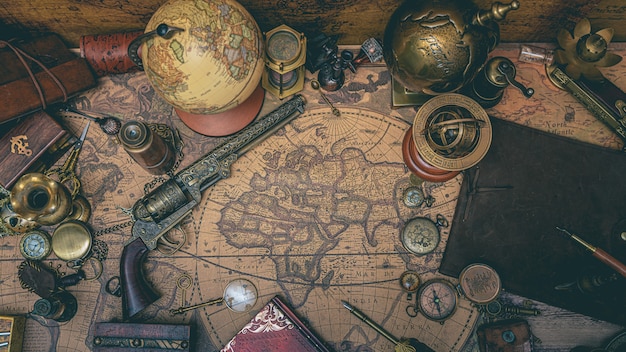 Accesorios piratas con mapa antiguo