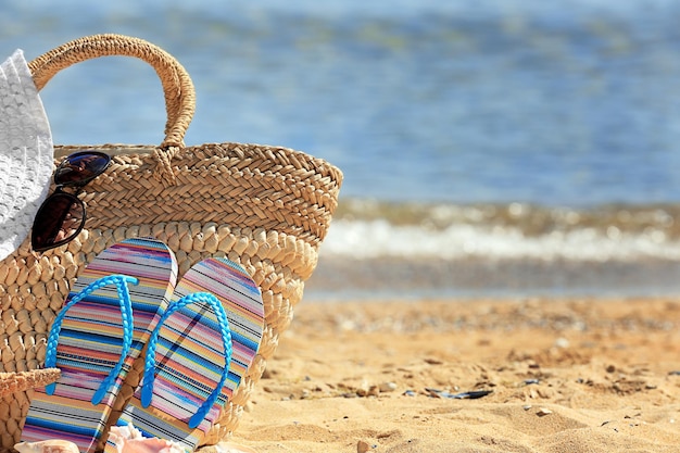 Accesorios de playa en la arena en la orilla del mar Concepto de vacaciones