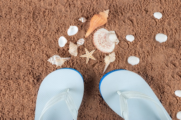 Accesorios de playa en la arena