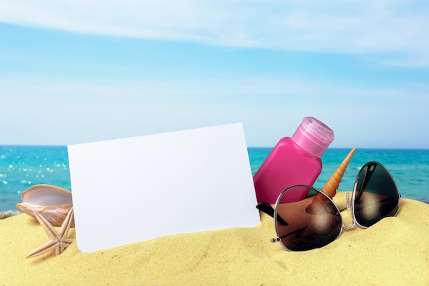 Foto accesorios de playa en las arenas veraniegas