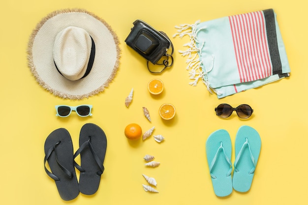 Accesorios de playa para dos gafas de sol de playa de paja en amarillo Concepto de verano y vacaciones tropicales