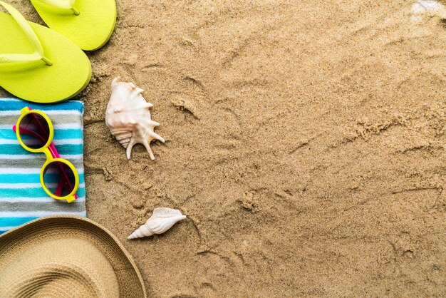 Accesorios de playa en la mesa en la playa - Vacaciones de verano