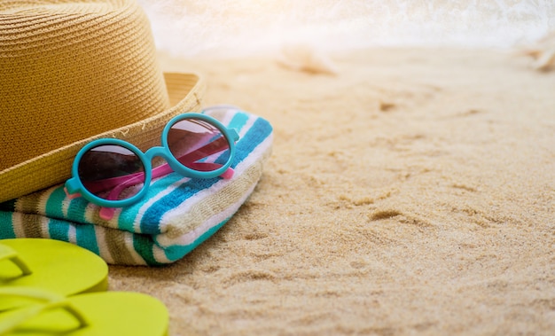 Accesorios de playa en la mesa en la playa - Vacaciones de verano