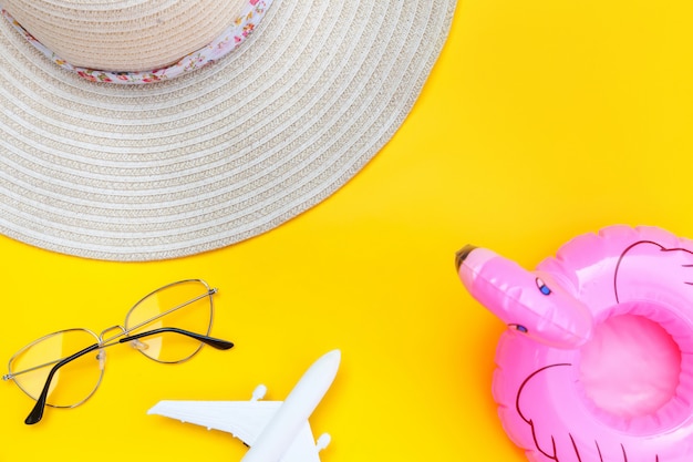 Accesorios de playa sobre un fondo amarillo