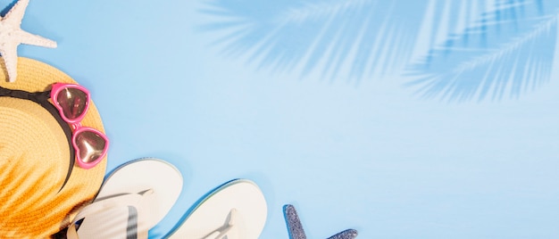 Foto accesorios de playa en tablero azul