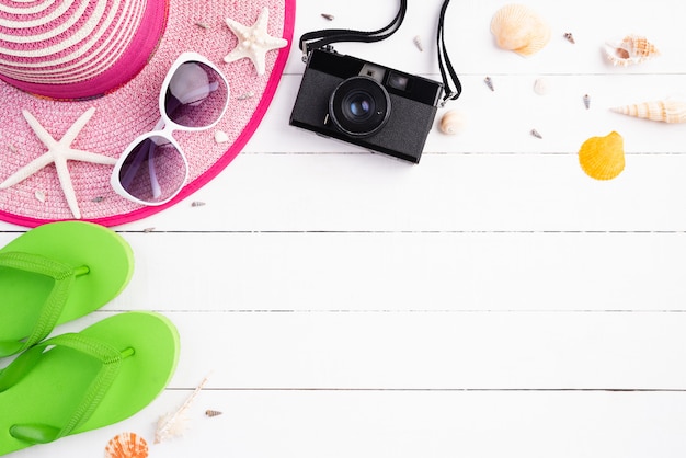 Foto accesorios de playa para vacaciones de verano y concepto de vacaciones.