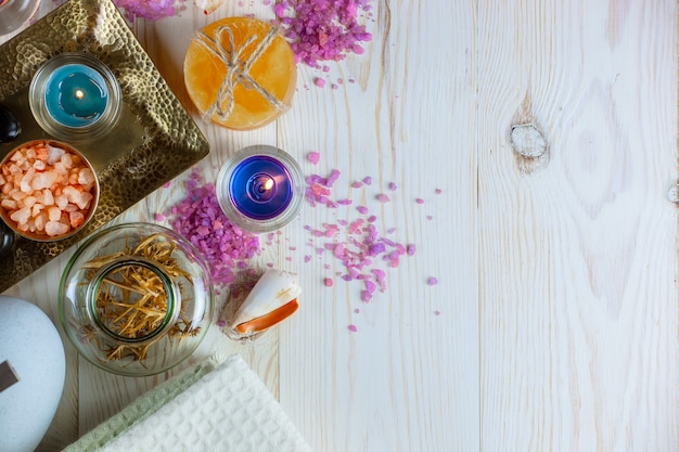 Accesorios para salón de spa en la mesa