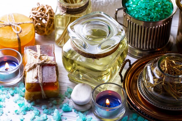 Foto accesorios para salones de spa, sobre un fondo antiguo, sobre una mesa