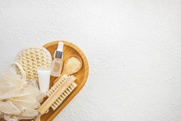 Accesorios para spa y baño en bandeja de madera crema de aceite de cepillo