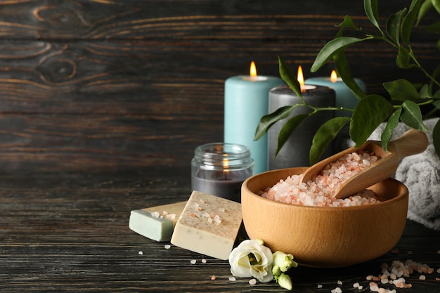 Accesorios de spa en mesa de madera oscura, cerrar