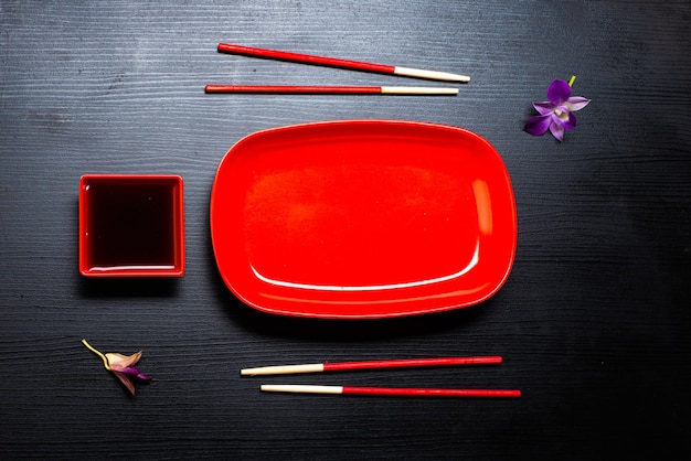 Accesorios para sushi en una mesa de madera. De cerca. Enfoque selectivo.