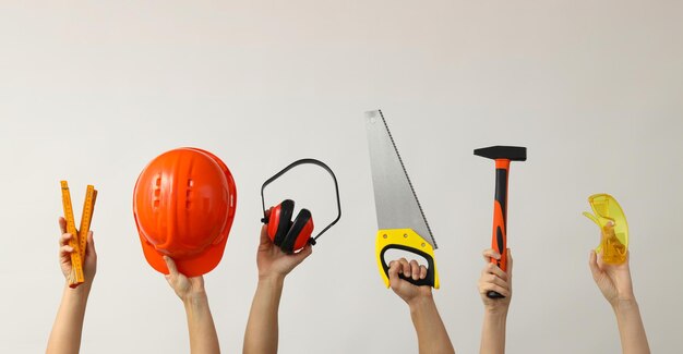 Foto accesorios para el trabajo en el jardín en manos de mujeres