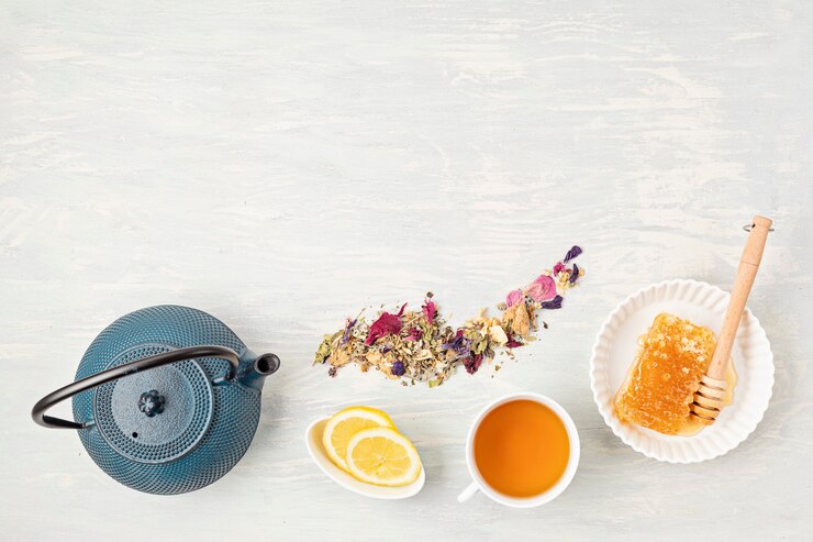 Accesorios tradicionales para la ceremonia del té, tetera y té de hierbas y frutos secos. Destressing, relajación, curación, reconfortante saludable, hora del té, concepto de actitud zen. Vista superior, endecha plana