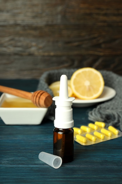 Accesorios para el tratamiento de la gripe en la mesa de madera, cerrar