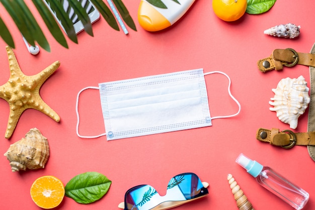 Accesorios para vacaciones en la playa alrededor de una máscara médica protegida