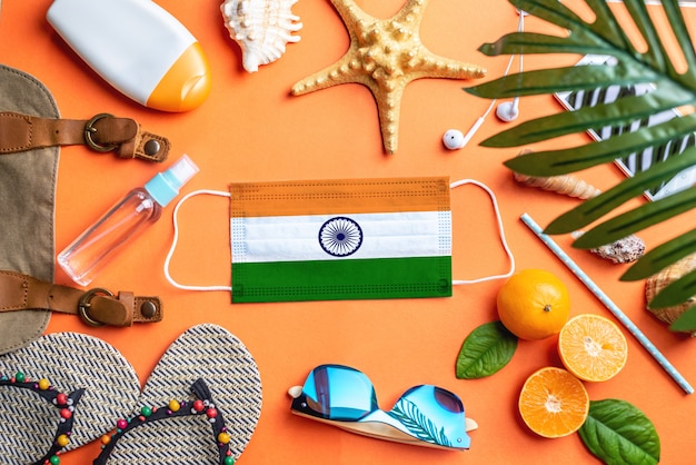 Foto accesorios para vacaciones en la playa alrededor de una máscara protectora con la bandera de la india