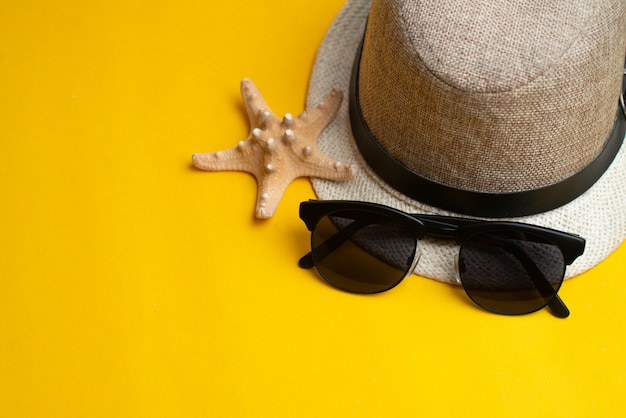 Accesorios de verano, carcasas, sombrero y gafas de sol. Vacaciones de verano y concepto de mar. Vacaciones de verano.