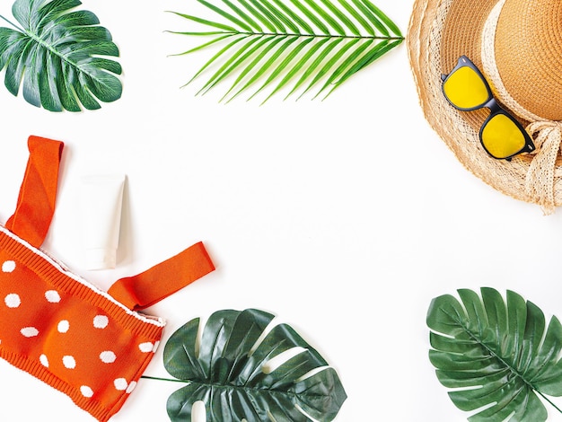 Foto accesorios de verano concepto de gafas de sol sombrero de paja y ramas de hojas de palma tropical