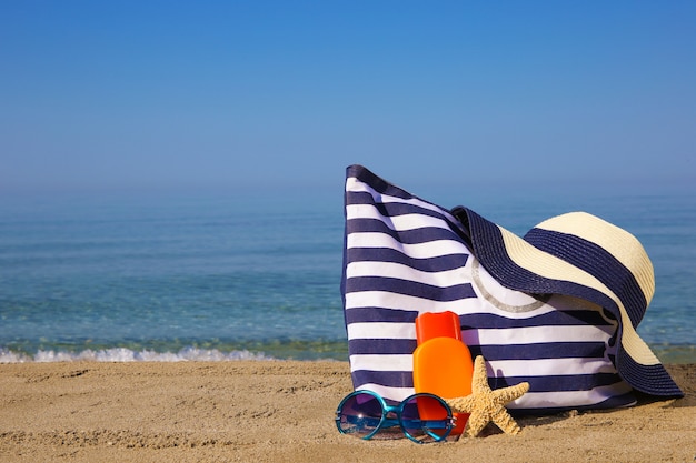 Accesorios de verano para mujer en la playa.