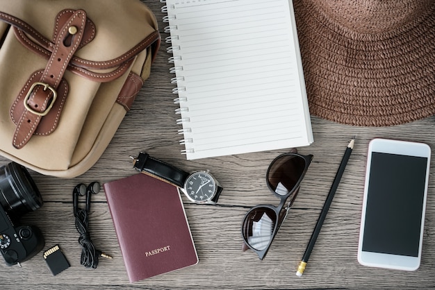 Accesorios de viaje para el viaje. Establecer en el fondo de madera