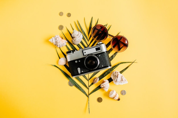 Foto accesorios de viajero laicos planos sobre fondo amarillo. concepto de viaje o vacaciones de vista superior. fondo de verano