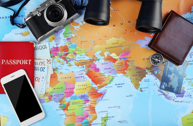 Accesorios del viajero en la vista superior del fondo del mapa mundial