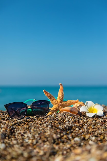 Accessoires am Strand am Meer. Selektiver Fokus.