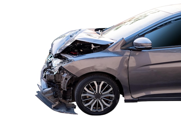 Accidente de automóvil Vista frontal y lateral de un automóvil negro moderno dañado por accidente en la carretera Los automóviles dañados después de la colisión aislados en fondo blanco con trayectoria de recorte incluyen